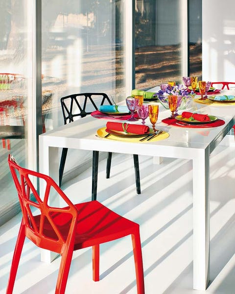 Table, Furniture, Glass, Kitchen & dining room table, Transparent material, Outdoor furniture, Outdoor table, Flower Arranging, 