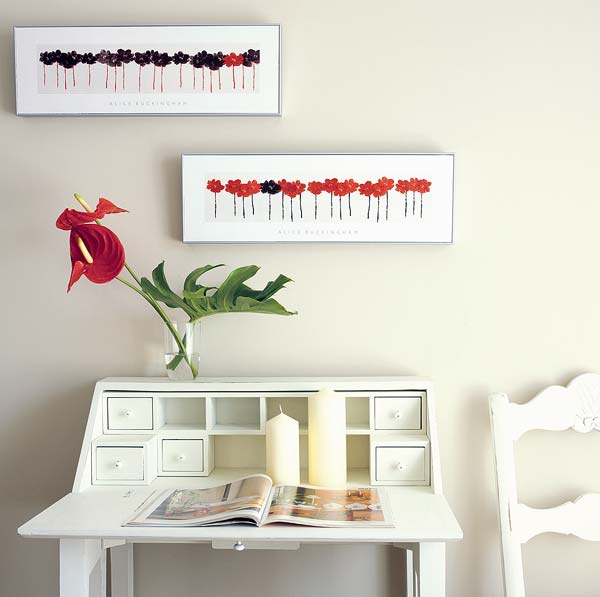 decoración de pared equilibrada con dos cuadros horizontales