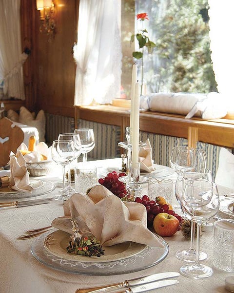 Serveware, Dishware, Tableware, Table, Tablecloth, Glass, Furniture, Stemware, Linens, Drinkware, 