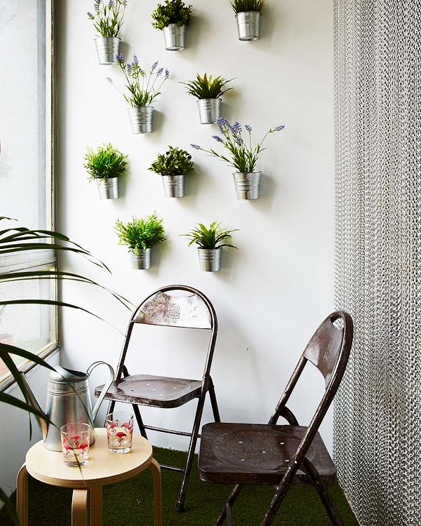 terraza con plantas en la pared