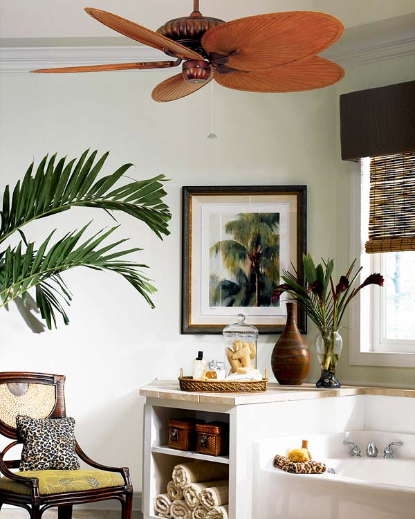 baño decorado con plantas con ventilador de techo