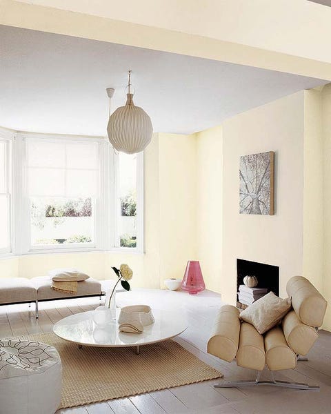 salón moderno en tonos claros, con chimenea