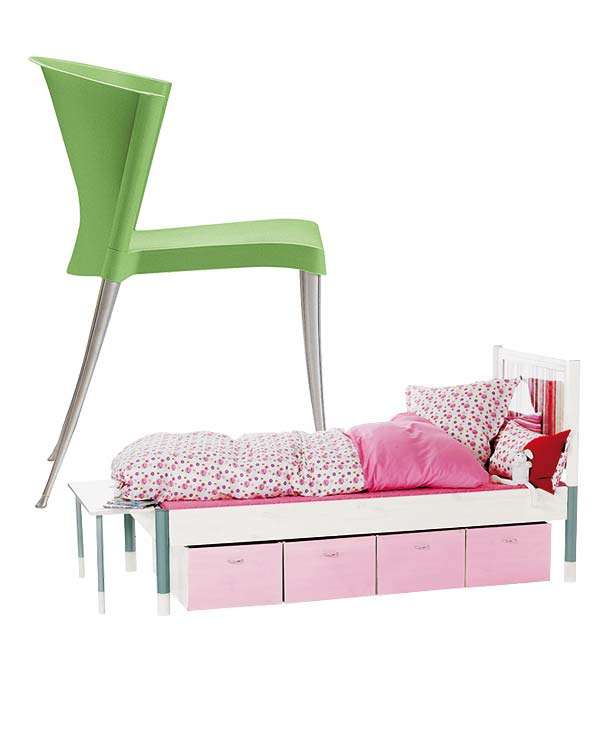 silla de polipropileno reciclable y cama de pino nórdico macizo