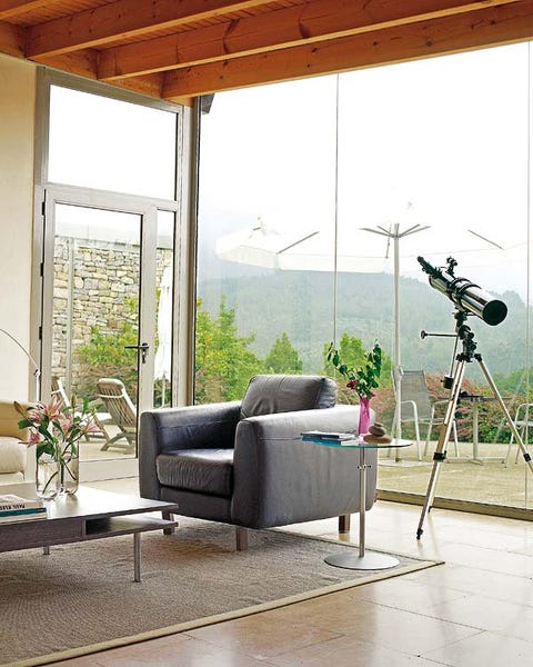 salón con ventanales al exterior