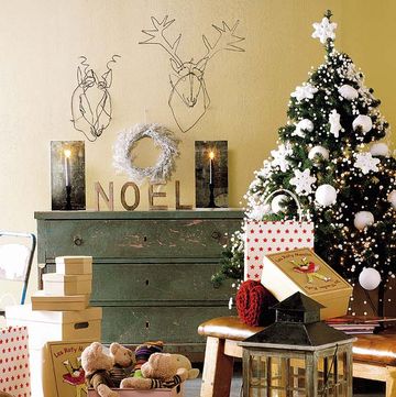 decoración navideña con regalos bajo el árbol