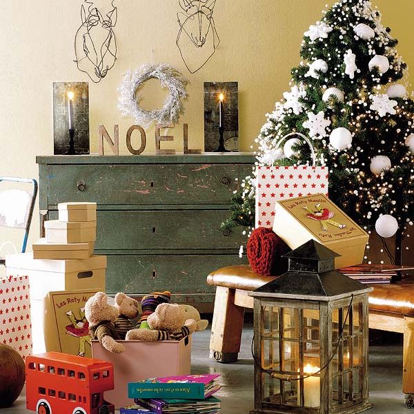 decoración navideña con regalos bajo el árbol