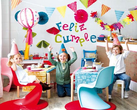Room, Party supply, Table, Balloon, Interior design, Furniture, Pink, Child, Sharing, Sitting, 