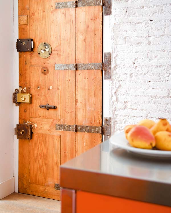 Wood, Hardwood, Fruit, Wood stain, Plate, Door, Home door, Fixture, Produce, Serveware, 
