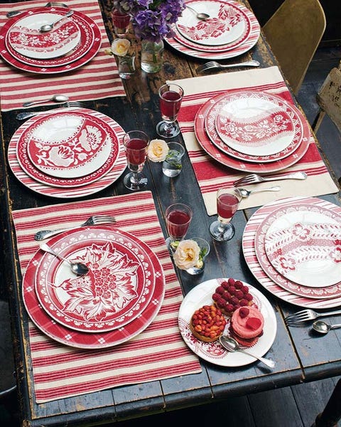 Serveware, Dishware, Tablecloth, Tableware, Plate, Linens, Porcelain, Home accessories, Platter, Dinnerware set, 