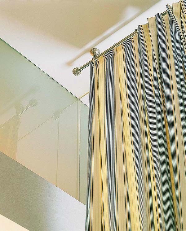 Te contamos cómo colocar una barra de cortina al techo paso a paso