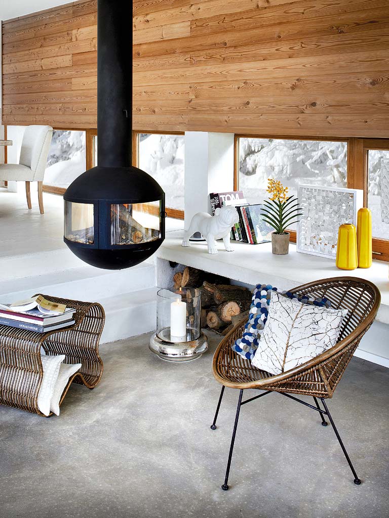 salón con chimenea suspendida moderna