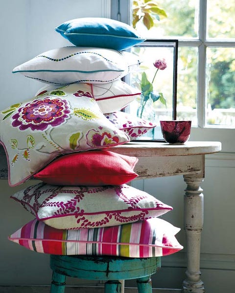 Serveware, Textile, Dishware, Porcelain, Pink, Magenta, Purple, Pattern, Interior design, Creative arts, 