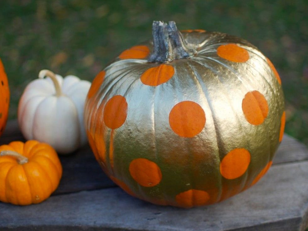 calabaza dorada con lunares