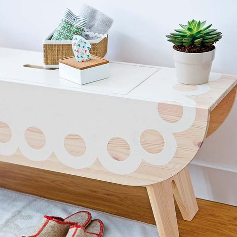 Flowerpot, Houseplant, Home accessories, Wood flooring, Natural material, Vase, Artifact, Wedding favors, Laminate flooring, Pottery, 