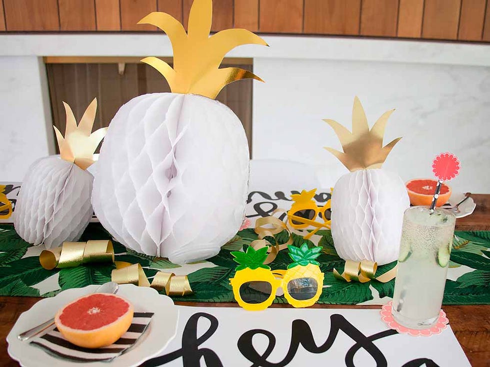 decoración de fiesta con piñas de papel