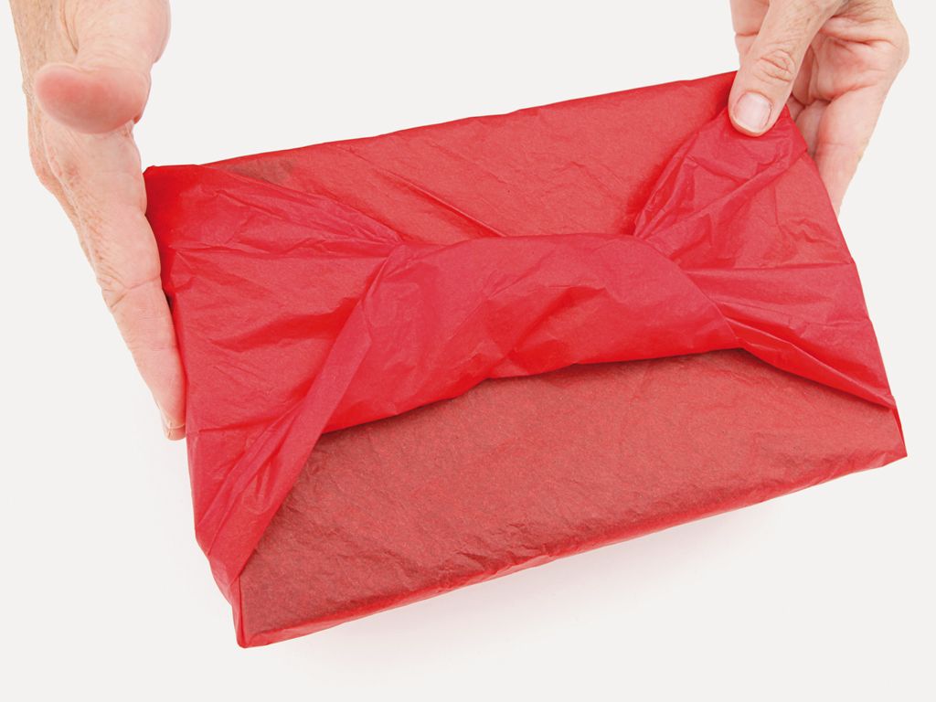 Envolver regalos con papel de seda
