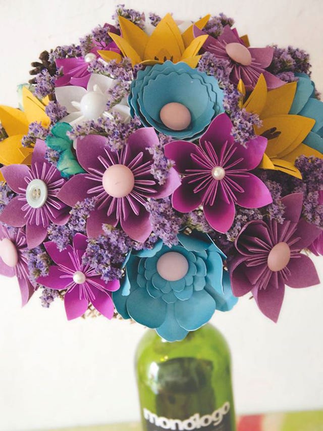 Petal, Flower, Purple, Bottle, Cut flowers, Glass bottle, Flower Arranging, Violet, Lavender, Floral design, 