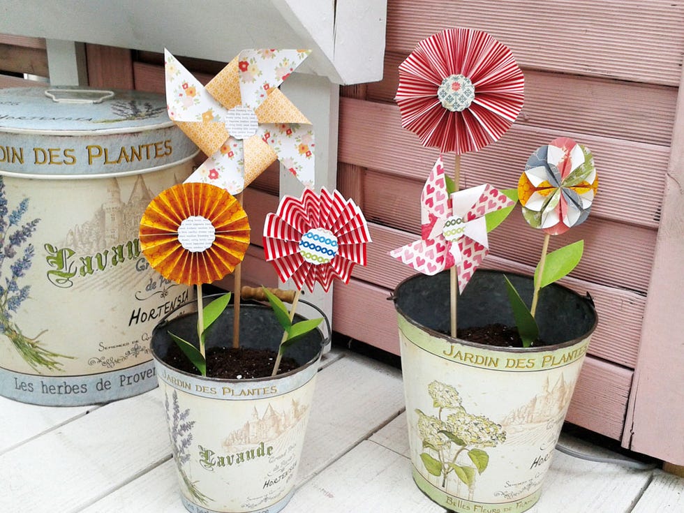 flores y molinillos de papel
