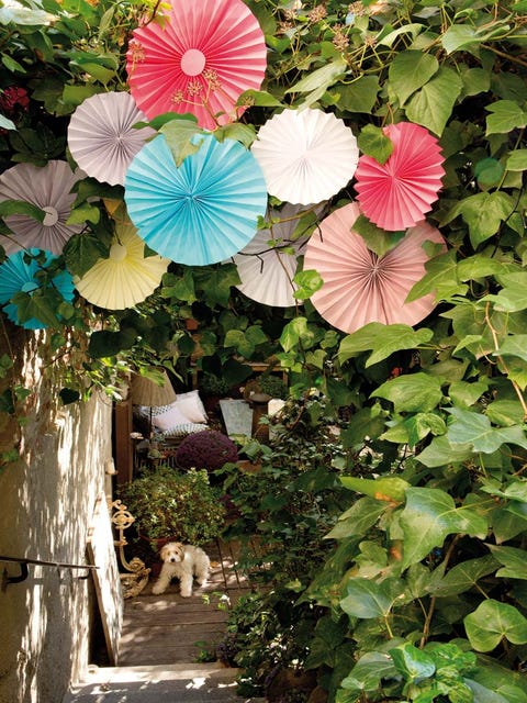 jardín decorado con pompones de origami