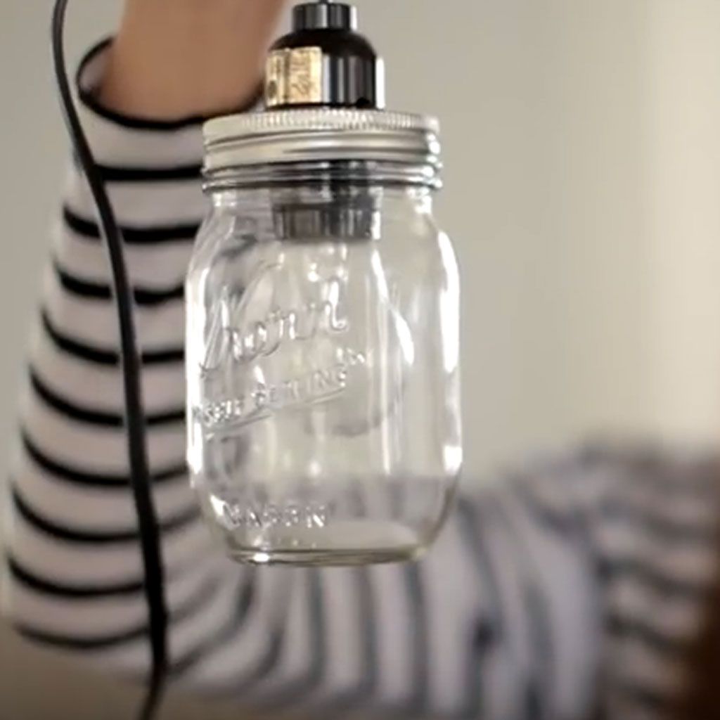 Una lámpara hecha en casa con botes de cristal