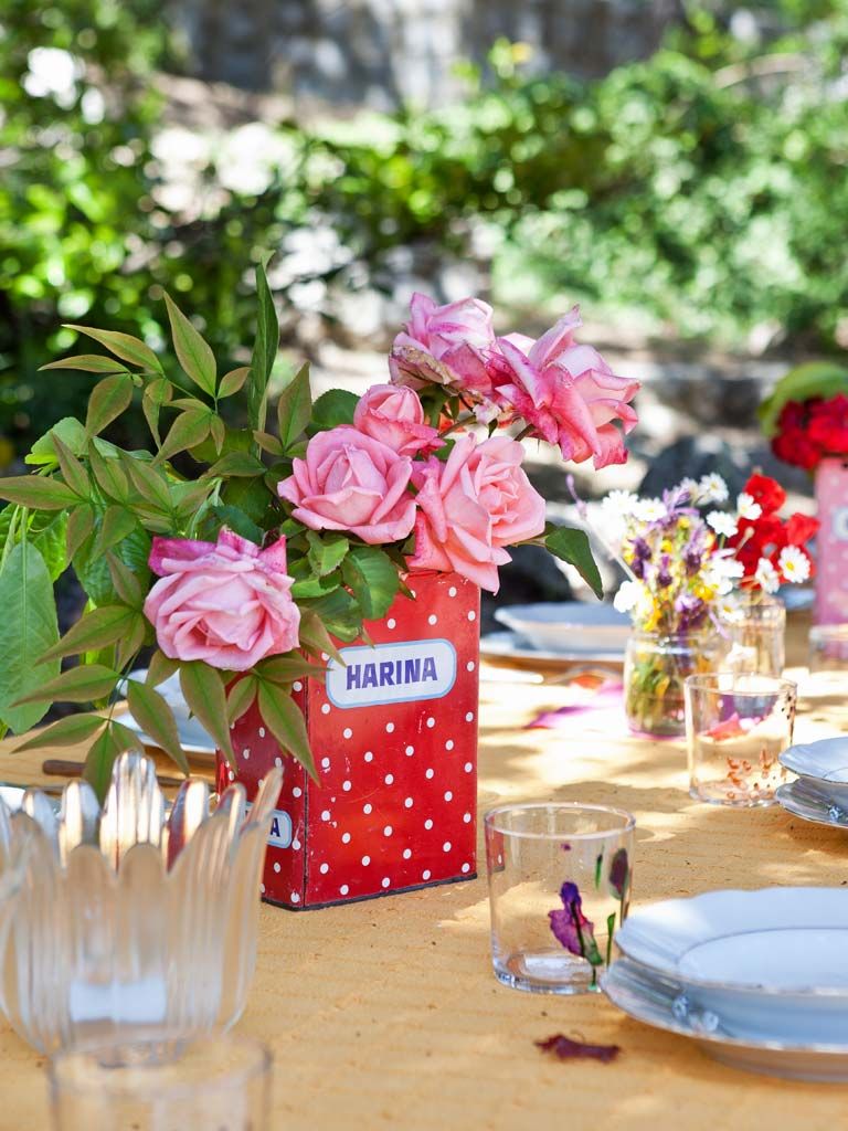 Centrepiece, Pink, Flower, Cut flowers, Garden roses, Plant, Flower Arranging, Floral design, Rose, Tableware, 