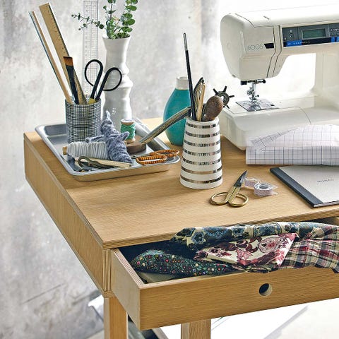 Pillow, Linens, Household appliance accessory, Bedding, Household supply, Throw pillow, Home accessories, Bed sheet, 