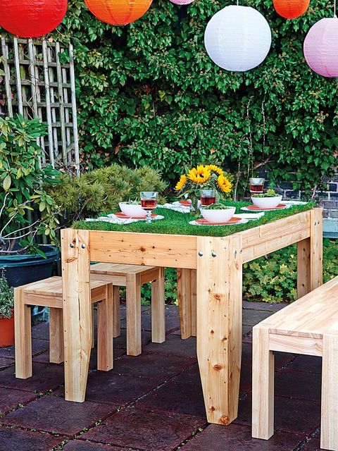 mesa de madera con césped artificial para el jardín