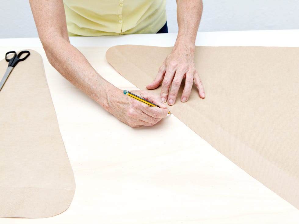 Finger, Elbow, Wrist, Beige, Nail, Stationery, Paper, Vein, 
