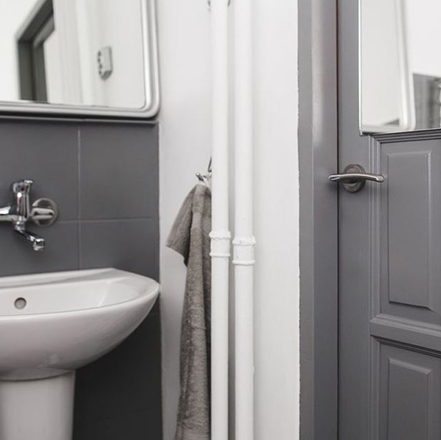 cuarto de baño renovado con pintura gris