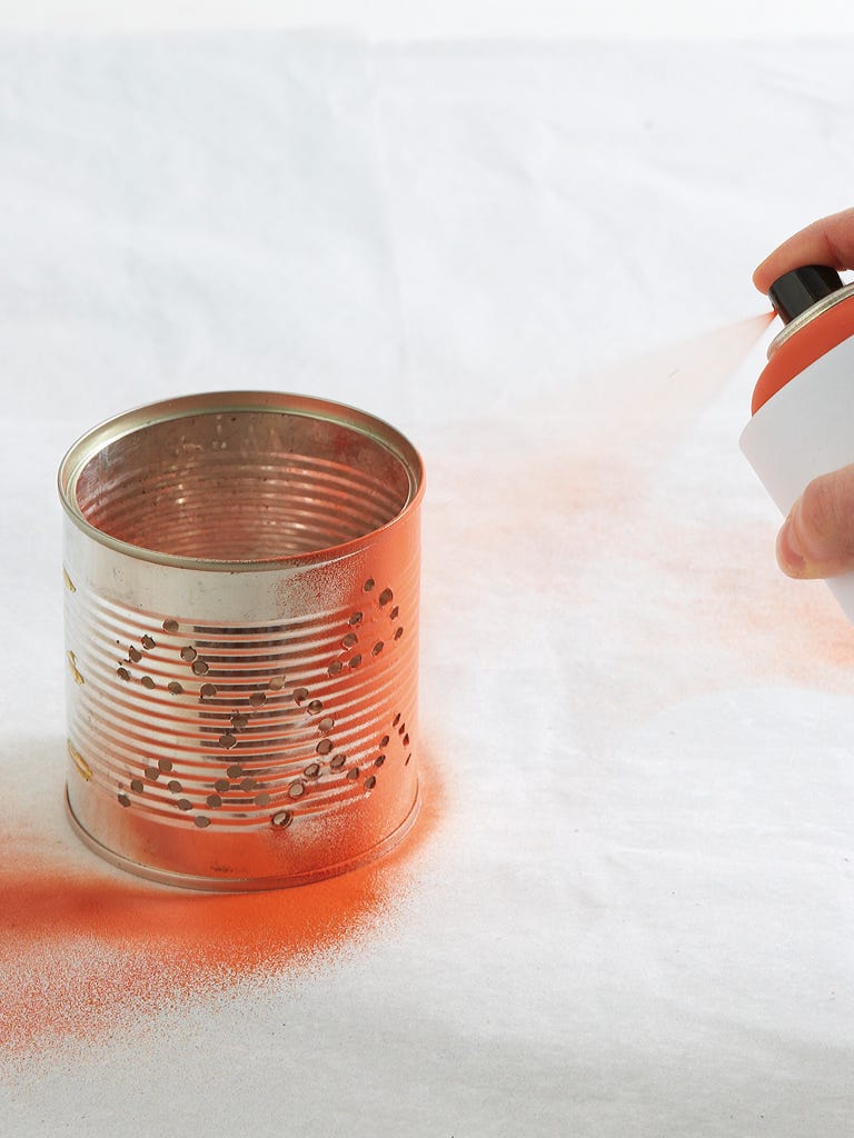 portavelas hechos con latas para halloween