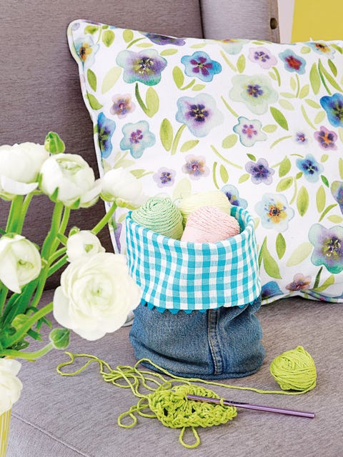 Textile, Pattern, Petal, Linens, Bouquet, Cut flowers, Cushion, Flowering plant, Rose family, Rose order, 