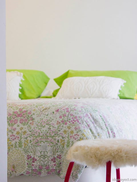 Green, Textile, Bedding, Room, Linens, Cushion, Pillow, Bed sheet, Bedroom, Throw pillow, 