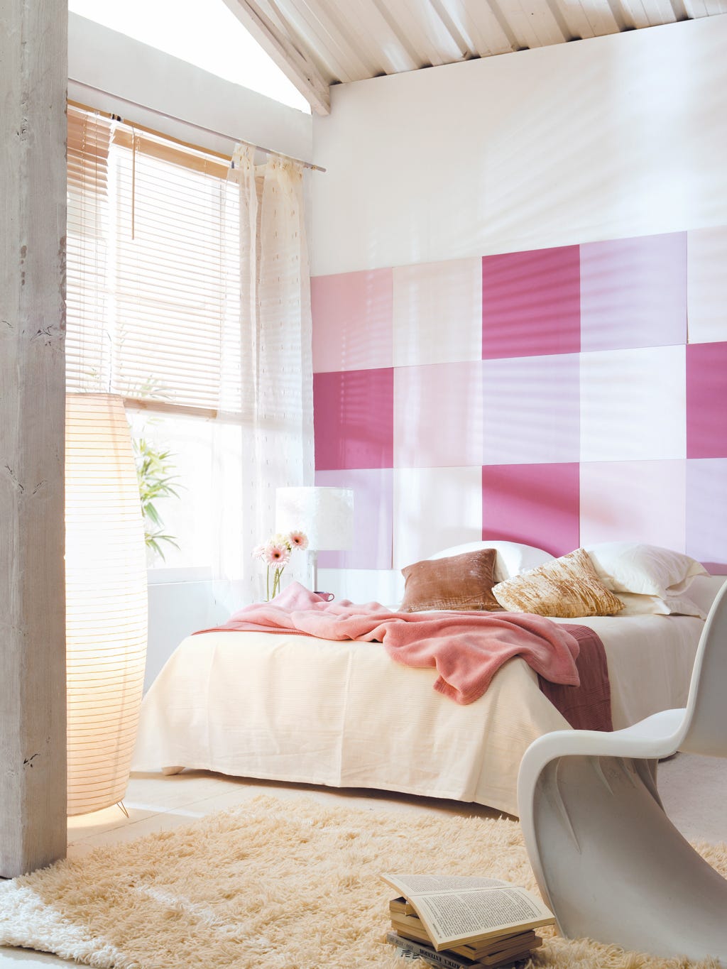 dormitorio con pared pintada en rosa a cuadros