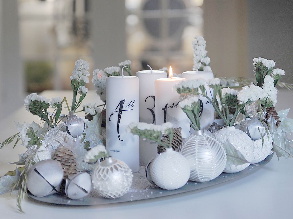 Un centro de mesa navideño con flor natural