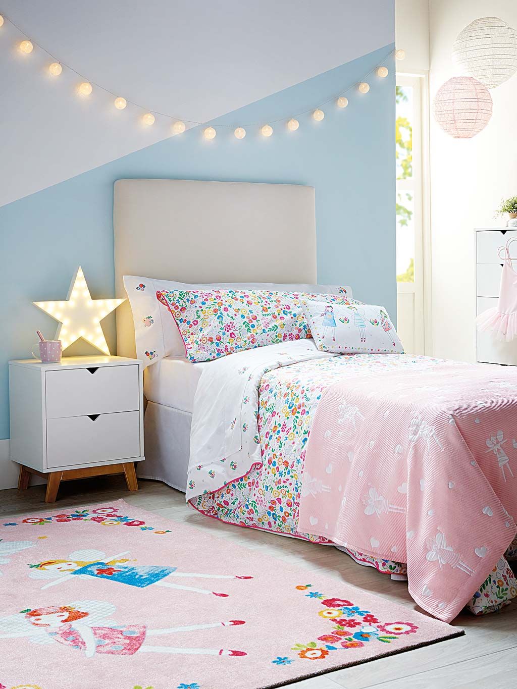 Ropa de cama blanca y rosa telas patchwork en mesa en tonos