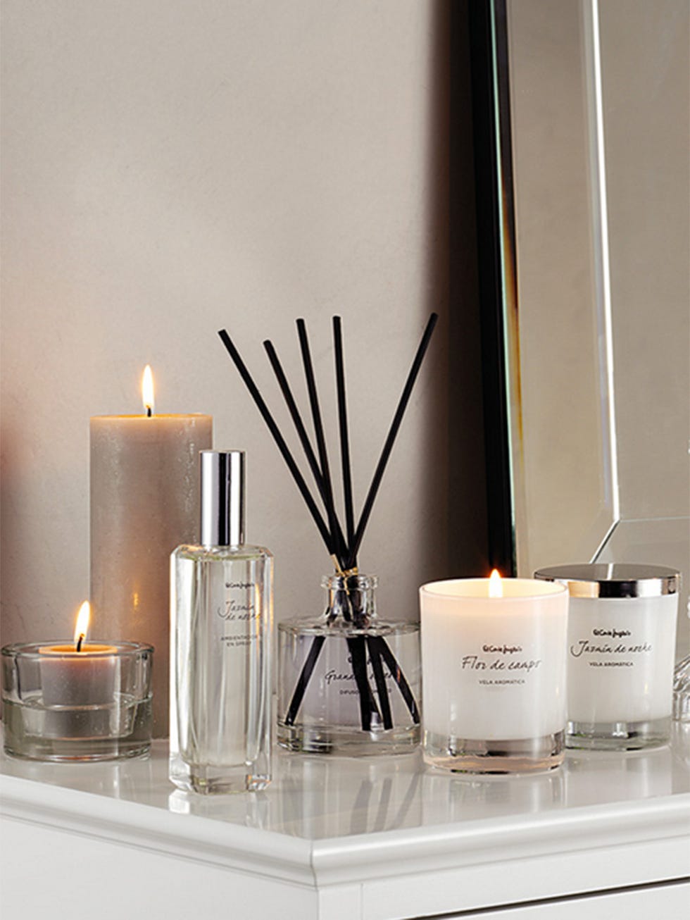 Candle, Lighting, Candle holder, Unity candle, Room, Material property, Cylinder, Table, Interior design, Wax, 