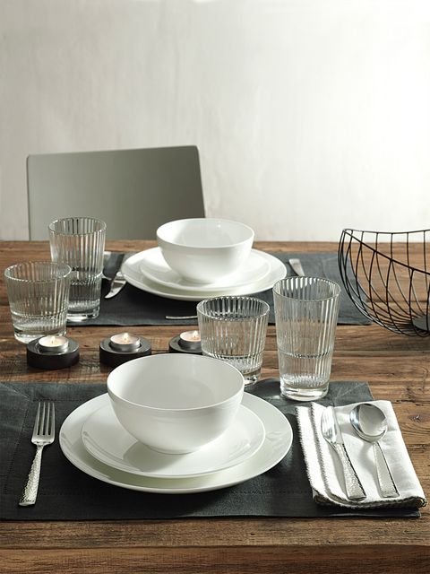 Porcelain, Dishware, Tablecloth, Saucer, Table, Serveware, Dinnerware set, Tableware, Placemat, Plate, 