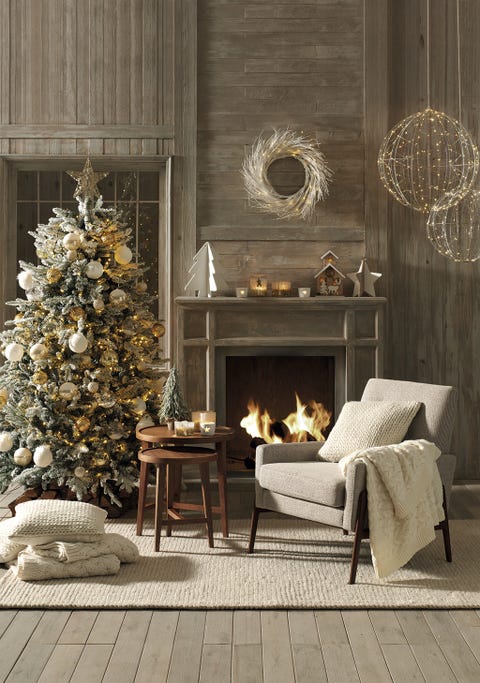 salón con chimenea decorado en navidad