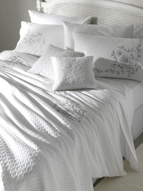 Bedding, Bed sheet, White, Bed, Duvet cover, Textile, Furniture, Bedroom, Pillow, Linens, 