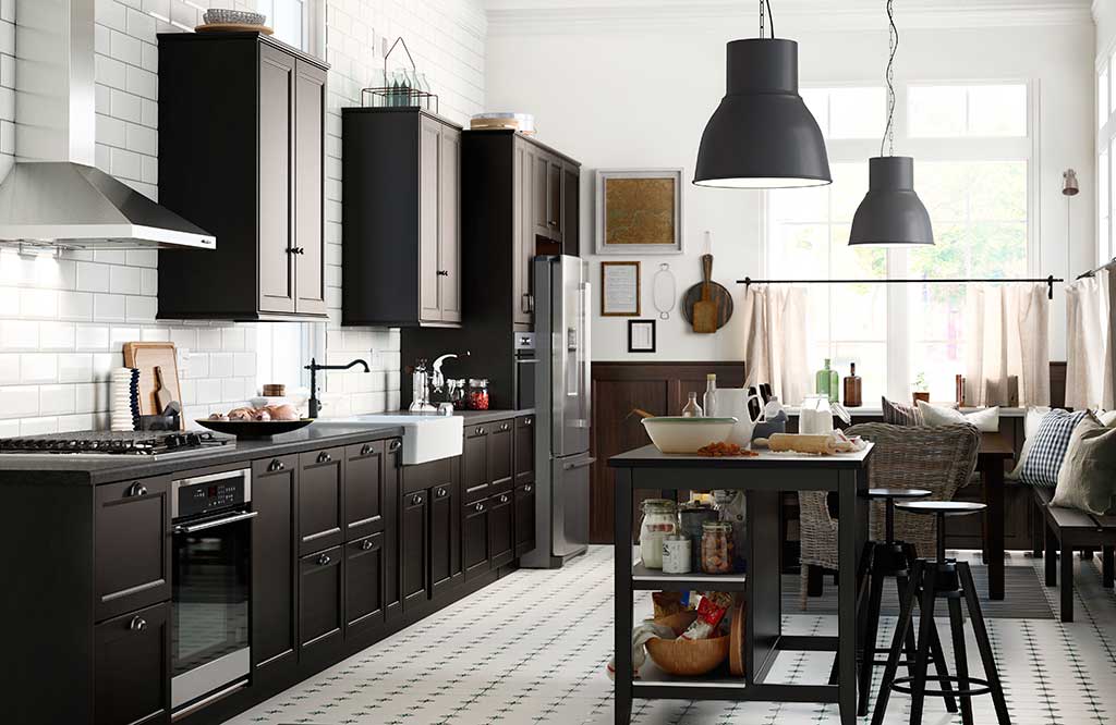cocina con muebles negros y con comedor