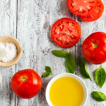 tomates con aceite de oliva y sal