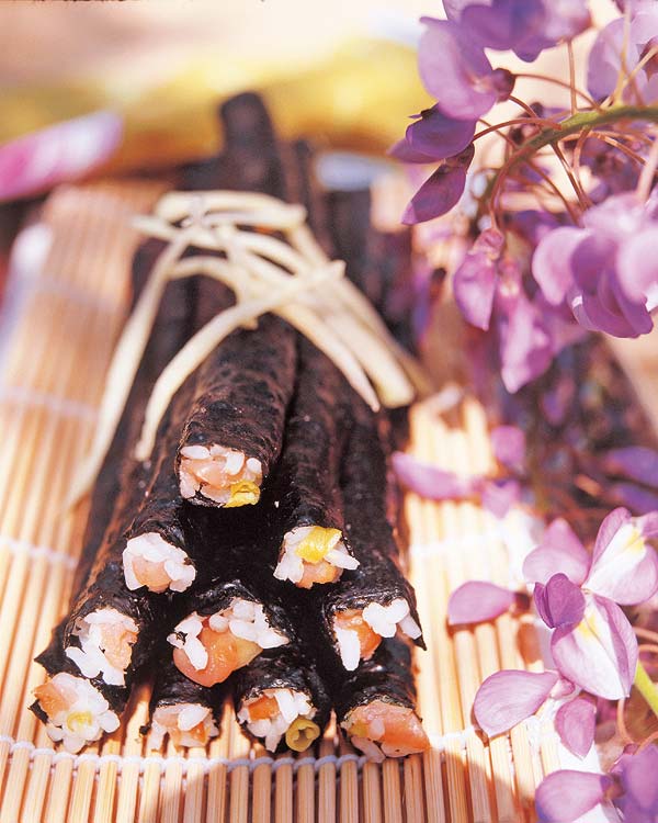 rollitos de sushi con salmón ahumado