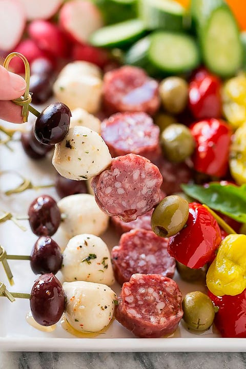 Brocheta de salami con vegetales tabla de embutidos y queso