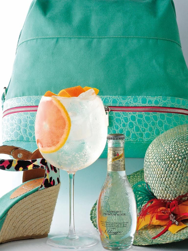 gin tonic preparado con tónica schweppes de cardamomo
