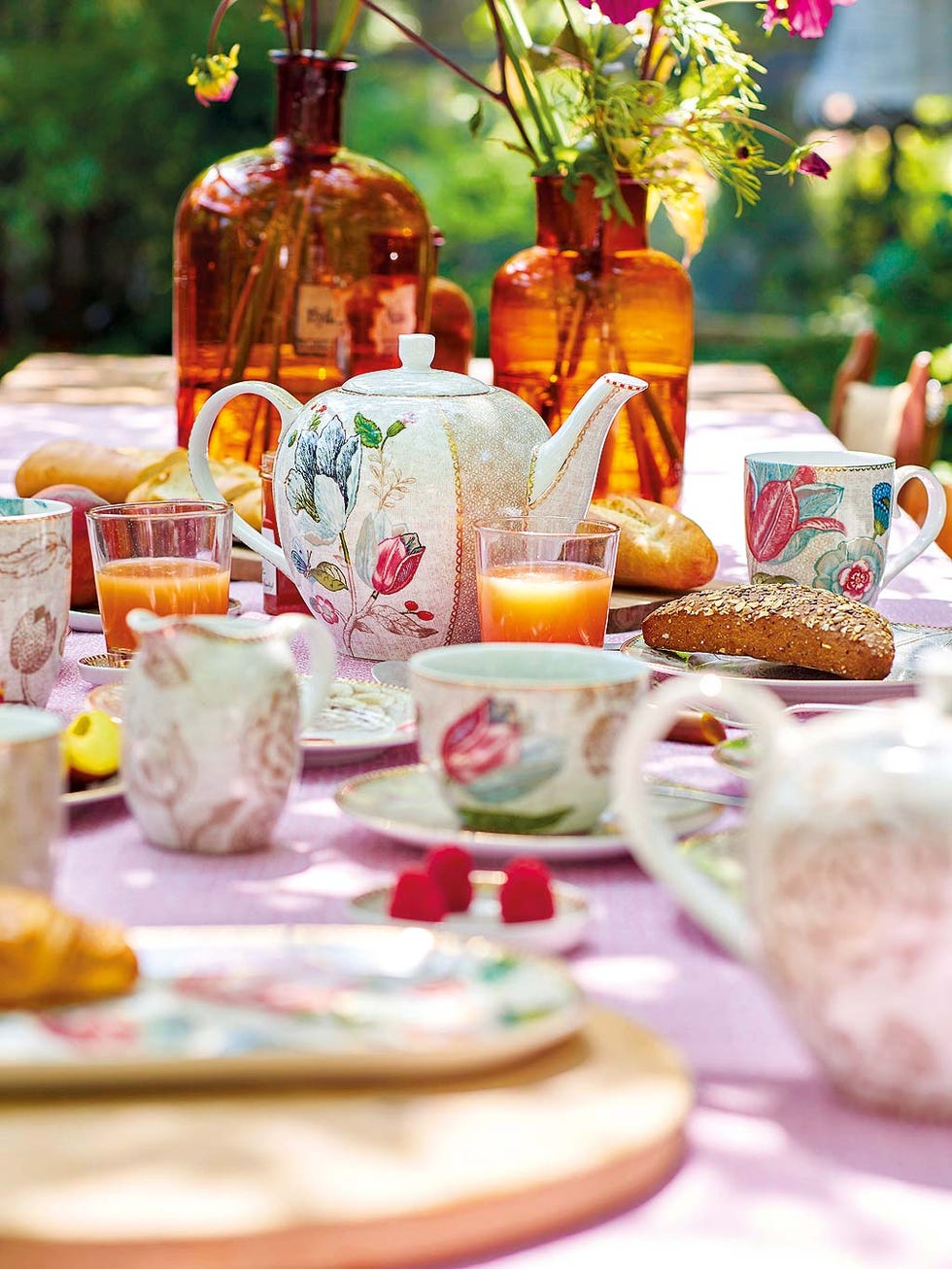 mesa de desayuno en el jardín