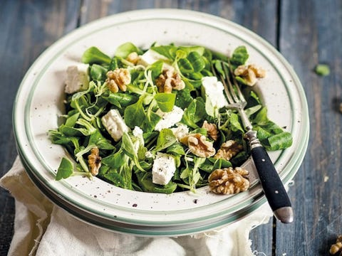 Ensalada de brotes verdes con feta y nueces