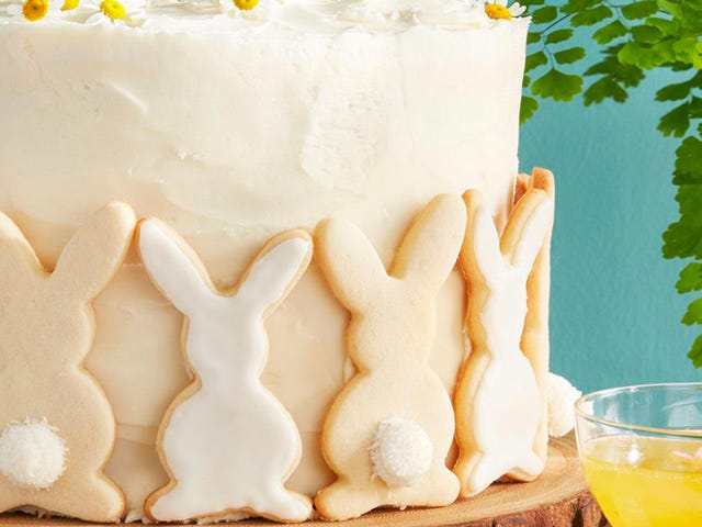 Food, Buttercream, Icing, White cake mix, Dessert, Cake decorating, Sugar cake, Dish, Cuisine, Ingredient, 