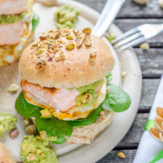 hamburguesa de salmón con pistachos y guacamole