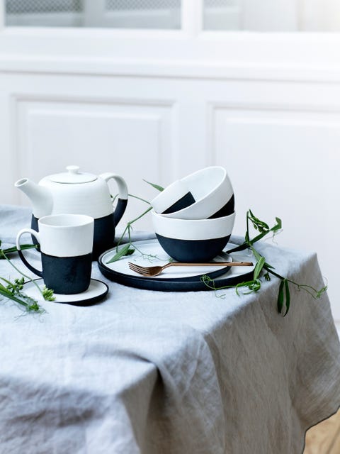 Serveware, Dishware, Tablecloth, Kitchen appliance, Linens, Porcelain, Small appliance, Home accessories, Door, Kitchen utensil, 