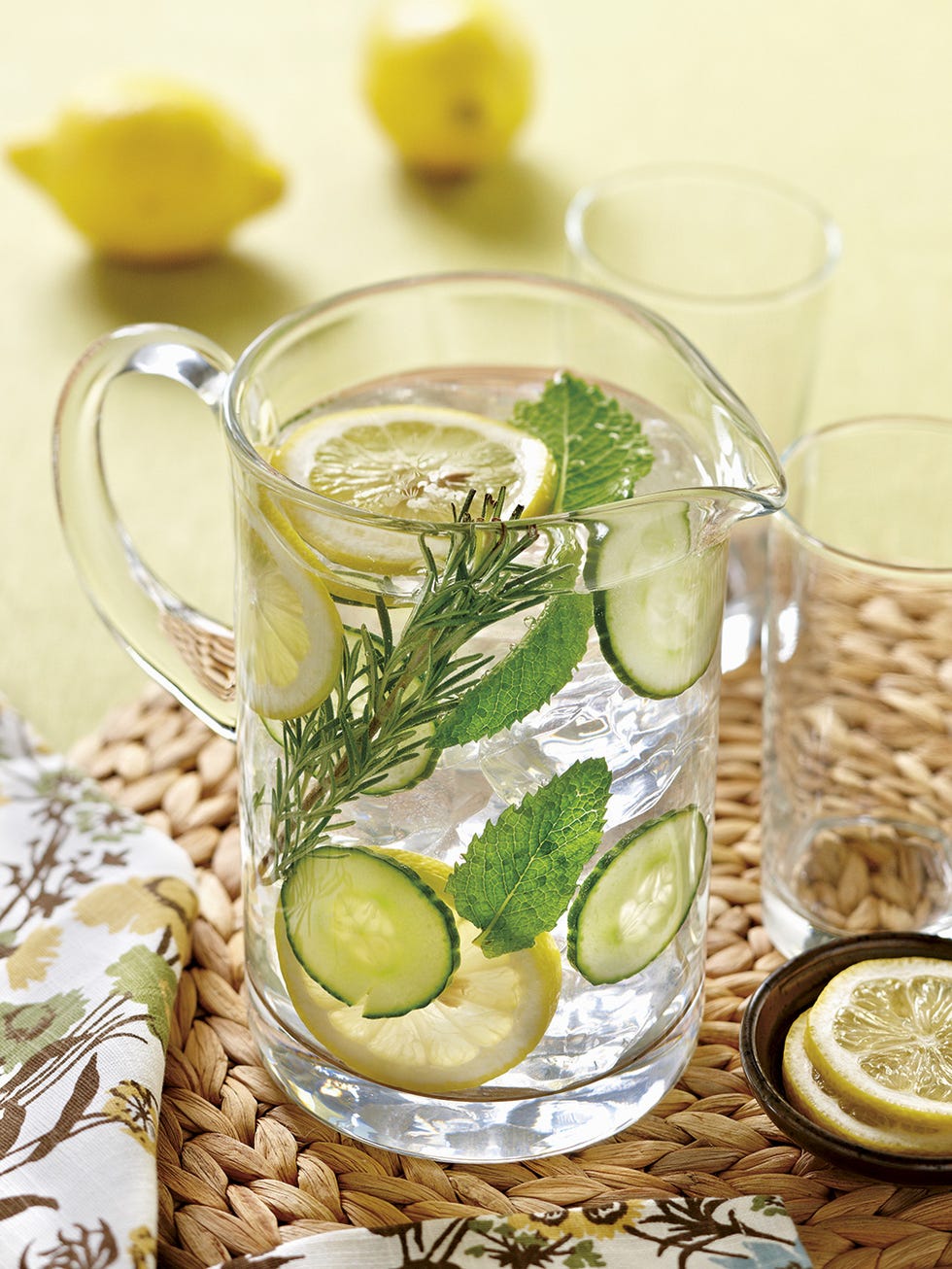 Agua con limón y pepino